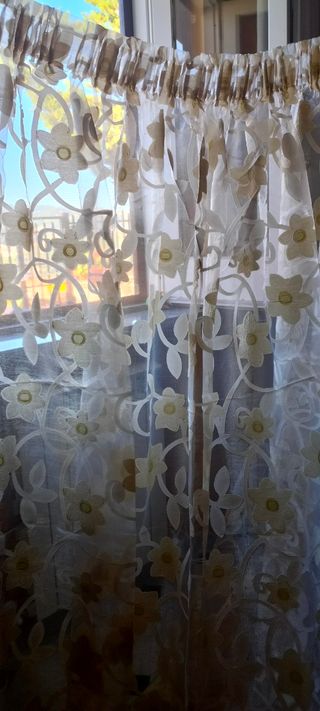 Tende in tessuto beige e trasparente