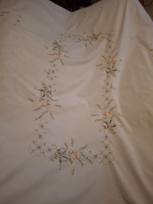 Mantel bordado  a mano- blanco roto