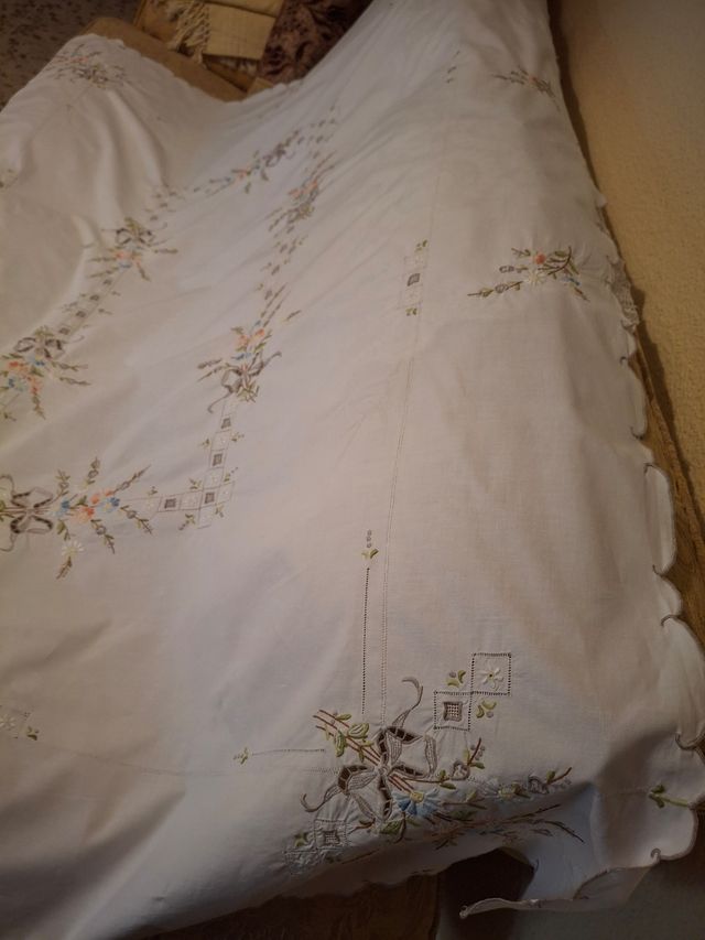 Mantel bordado  a mano- blanco roto