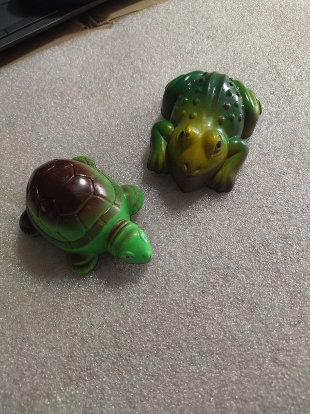 Giocattoli vintage: tartaruga e rana Hong Kong '80