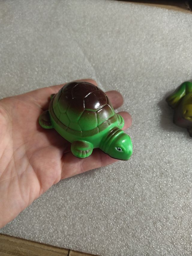 Giocattoli vintage: tartaruga e rana Hong Kong '80