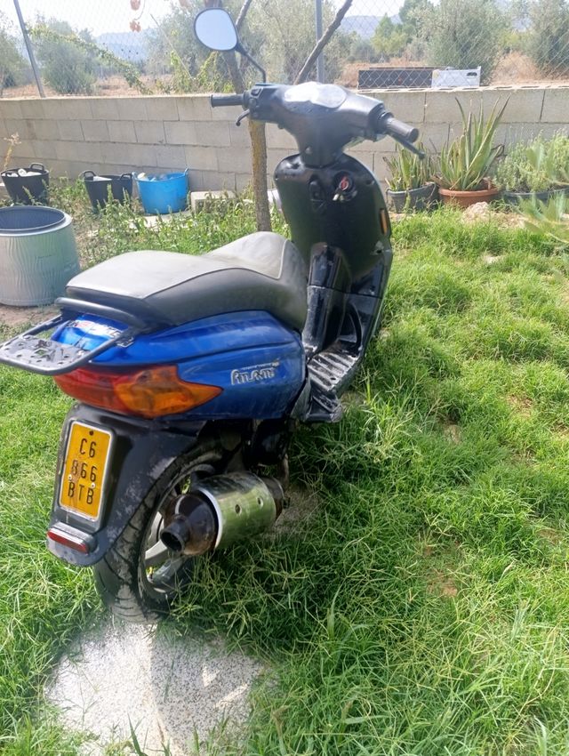 Derbi Atlantis scooter azul