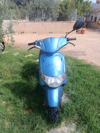 Derbi Atlantis scooter azul