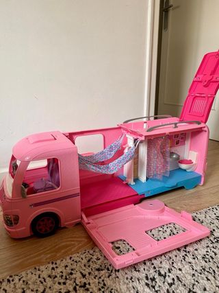 Autocaravana Barbie con piscina