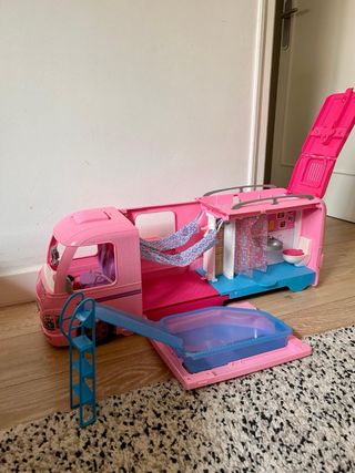 Autocaravana Barbie con piscina