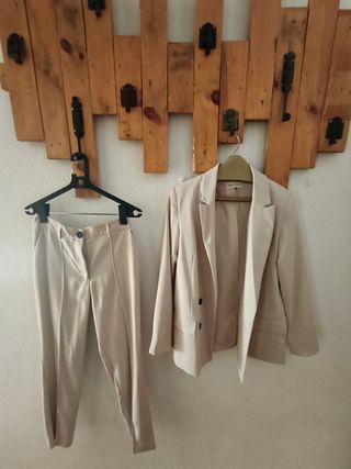 Traje chaqueta beige mujer