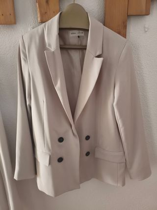 Traje chaqueta beige mujer