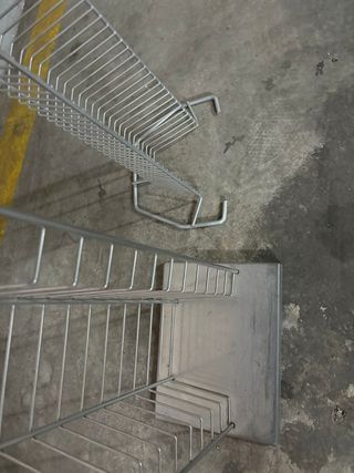 Estante para discos y otro para películas VHS