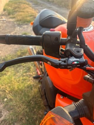 Kawasaki Z750 - Moto carretera naranja