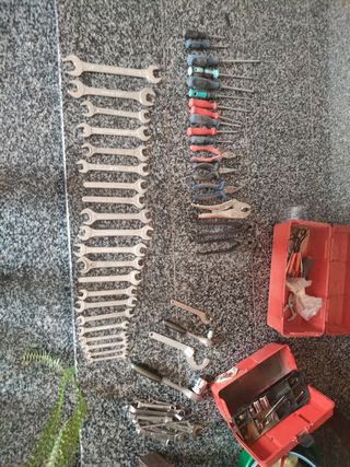 Juego de llaves fijas y herramientas