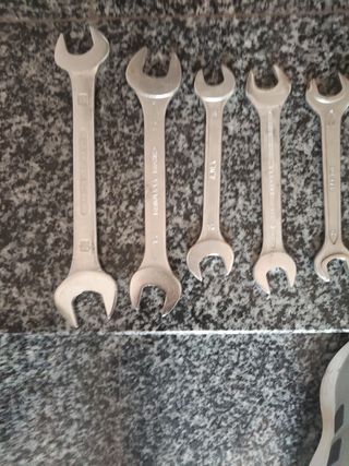 Juego de llaves fijas y herramientas