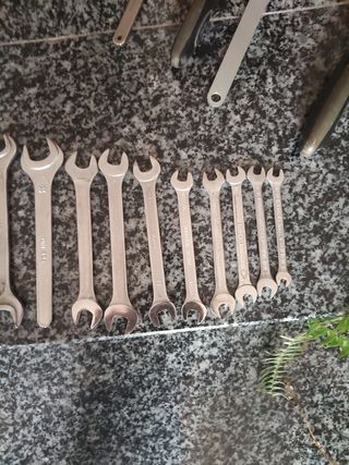 Juego de llaves fijas y herramientas