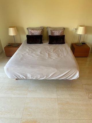 Dormitorio: Cama, mesitas y lámparas
En platja aro