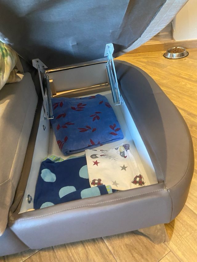 Divano angolare beige e marrone