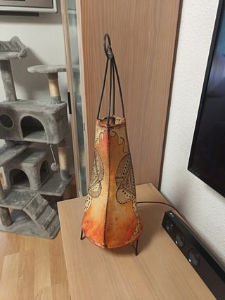 Lampara mesa cuero metal