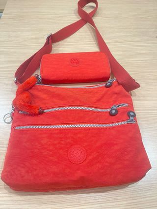 Bolso bandolera y cartera Kipling rojo