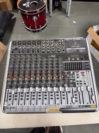Mesa mezclas Behringer QX1832USB