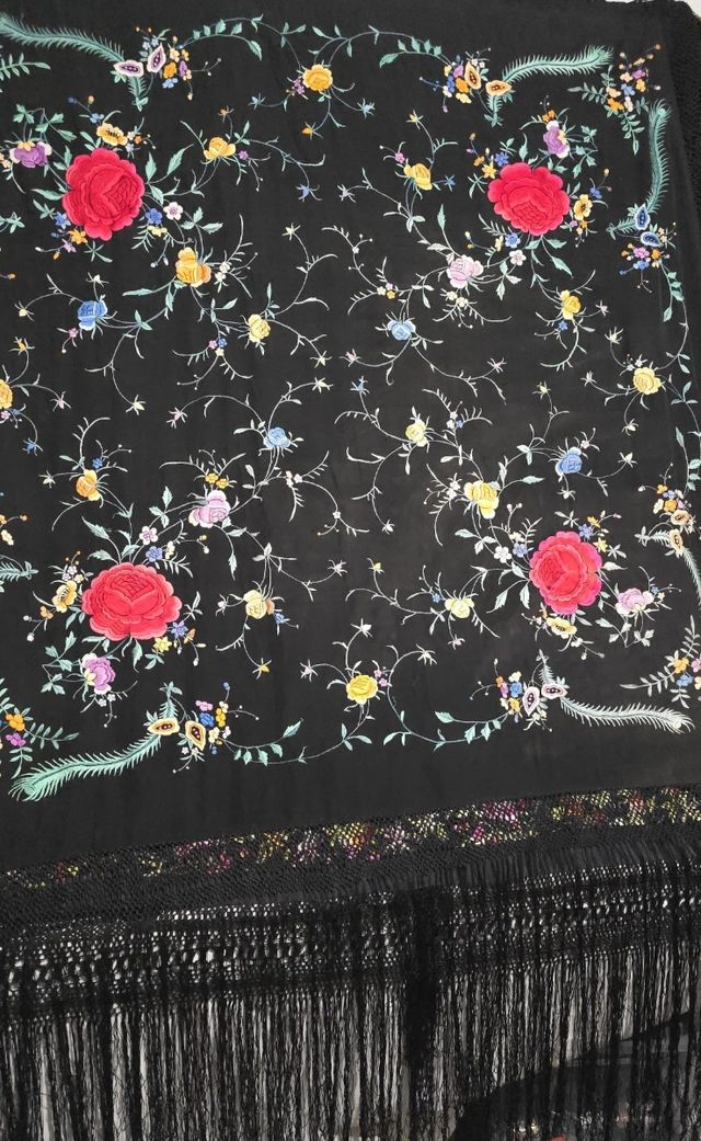 Manton antiguo bordado 130x130cm