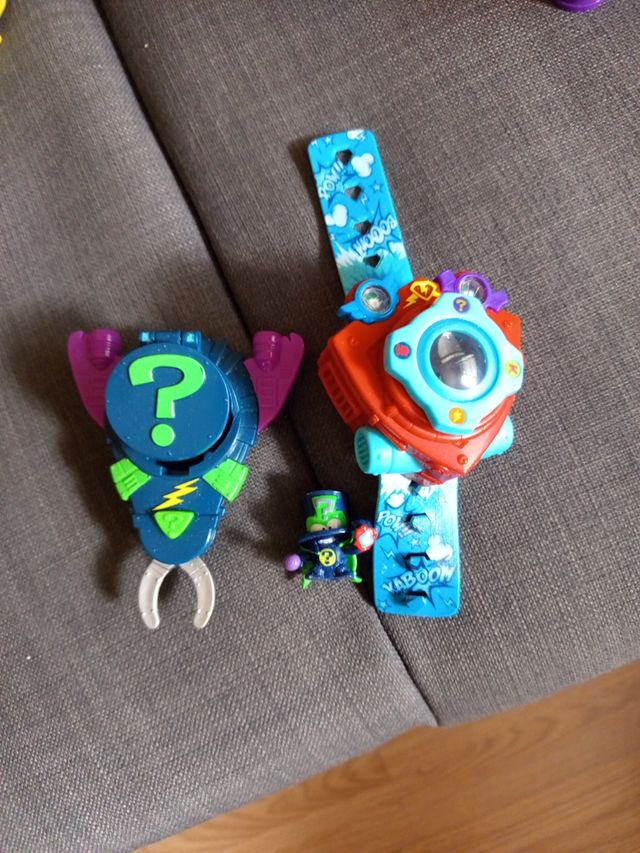 Superzings: Reloj y figuras