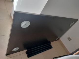 Mesa escritorio marrón + 4 patas
Dos muebles