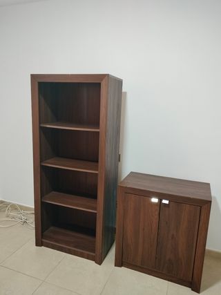 Mesa escritorio marrón + 4 patas
Dos muebles