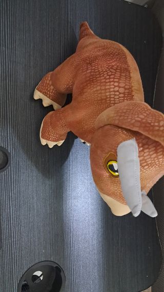 Dinossauros de peluche