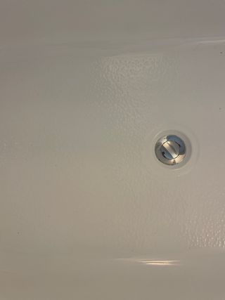 Bañera independiente blanca con grifo de Roca 