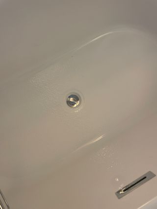 Bañera independiente blanca con grifo de Roca 
