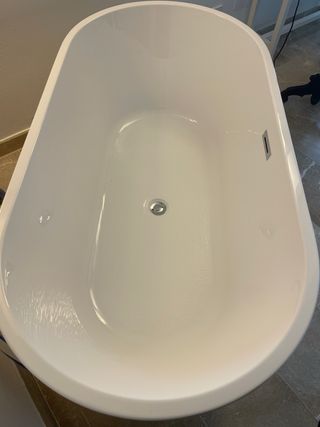 Bañera independiente blanca con grifo de Roca 