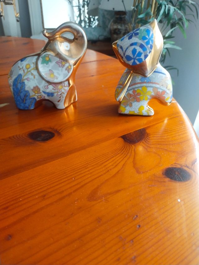 Elefante y gato de porcelana
