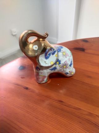 Elefante y gato de porcelana