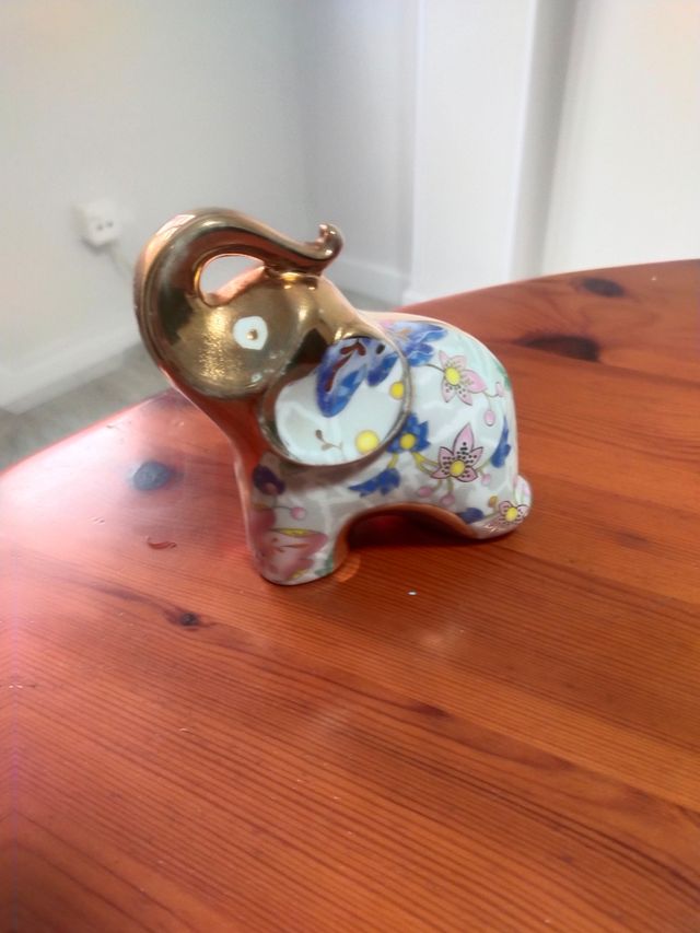 Elefante y gato de porcelana