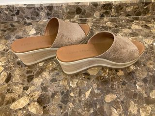 Zapatos cuña beige mujer