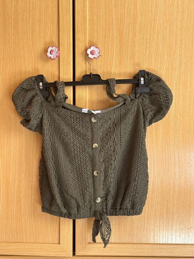 Blusa verde caqui de encaje con botones y lazada