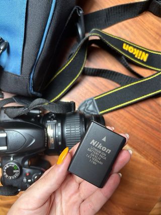 Cámara réflex Nikon D3200 + objetivo