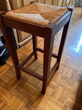 Sgabello in legno e vimini marrone