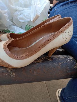 Tacones beige y marrón, talla 40