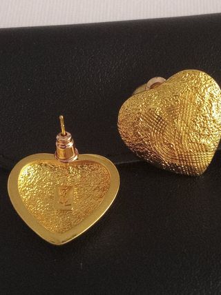 Pendientes corazón dorados .