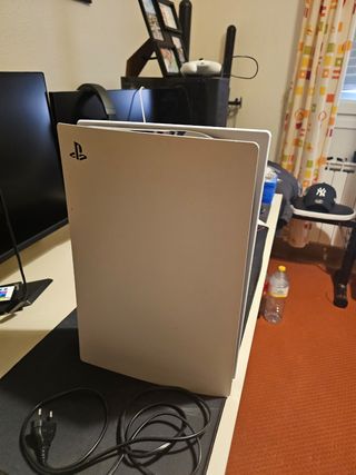 PS5 Blanca + mando+ juegos PS5 y PS4
Venta en Mano