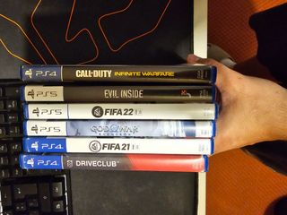 PS5 Blanca + mando+ juegos PS5 y PS4
Venta en Mano