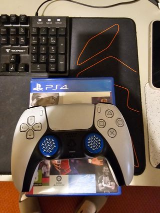 PS5 Blanca + mando+ juegos PS5 y PS4
Venta en Mano