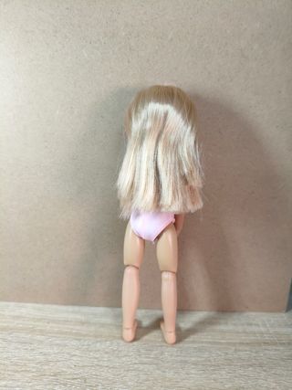 Muñeca articulada de juguete