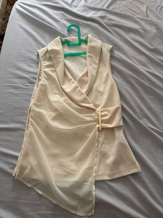 Blusa chaleco beige sin mangas