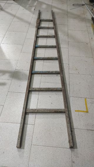 Escalera metálica - 3m, 8 peldaños