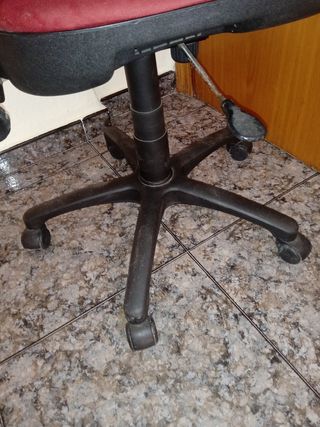 Silla oficina roja giratoria