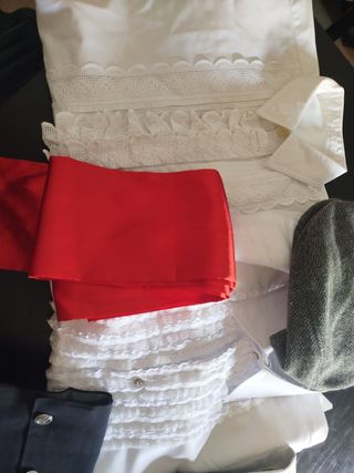 Traje campero blanco y rojo