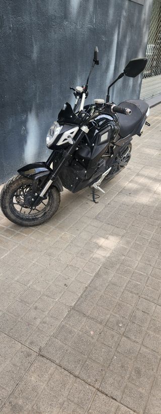Moto eléctrica negra esta nueva apenas 4000 km