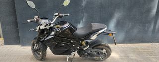 Moto eléctrica negra esta nueva apenas 4000 km