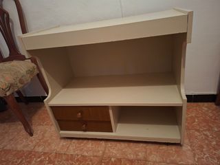 Mueble de madera beige
