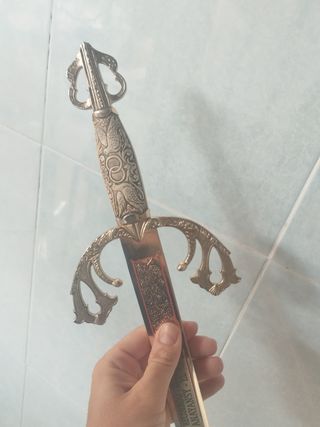 Espada decorativa dorada y plateada